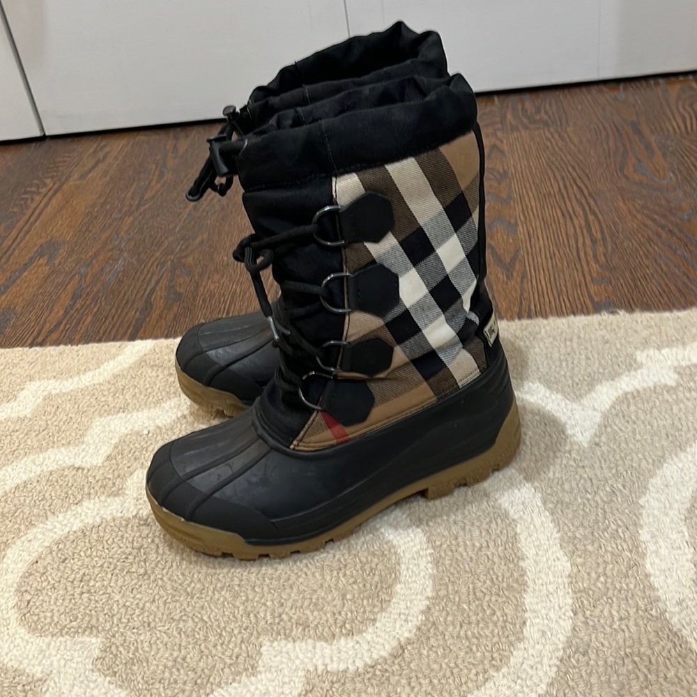 Size 5/6 (35/36 UK) Burberry snow boots